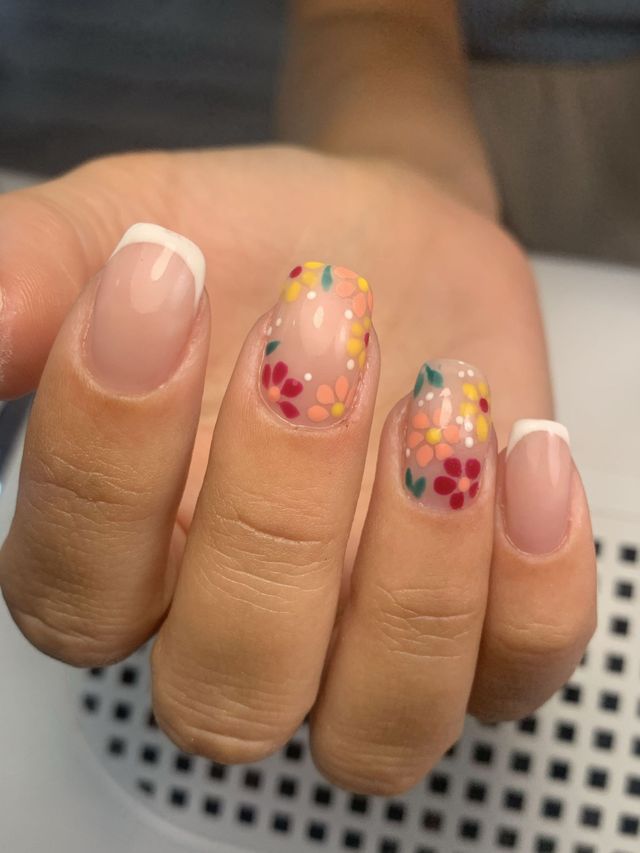 Manicura con diseño floral en Atelier de Belleza Andrea