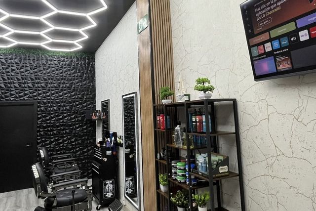 Interior moderno de Barbería Salay en Bilbao