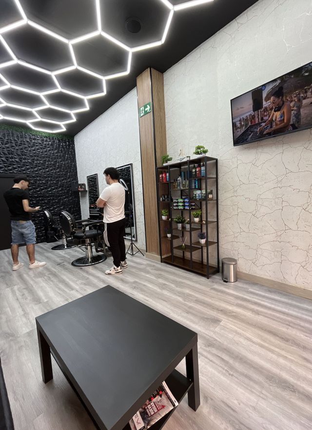 Interior de Barbería Salay
