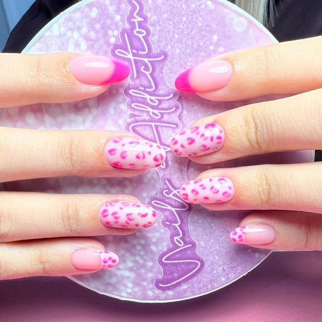 Manicura francesa azul en NailsAddiction