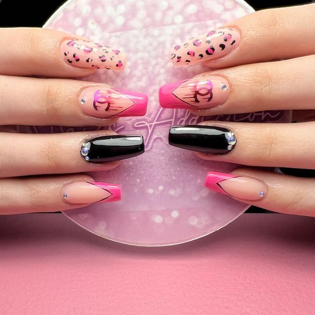 Diseño Minnie Mouse en NailsAddiction