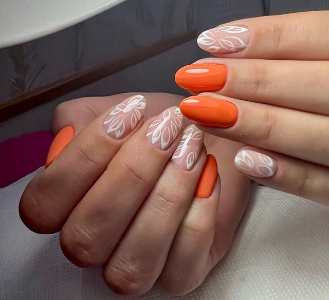 Manicura rusa con decoración floral en Viky Coelho