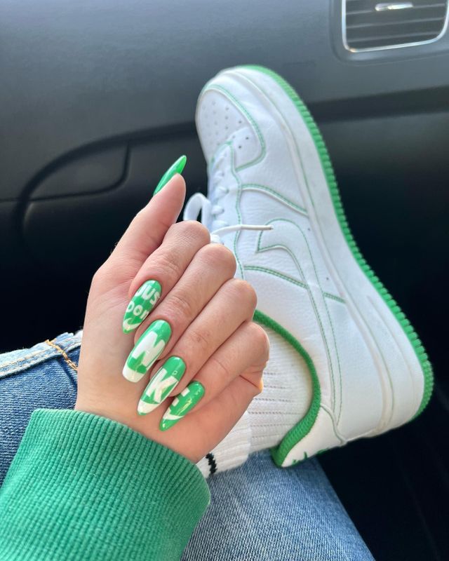 Diseño de uñas verde en Viky Coelho