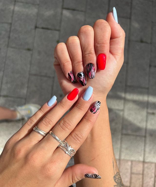 Manicura rusa de color en Viky Coelho