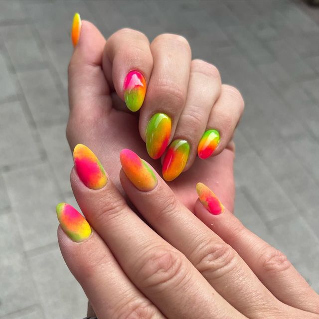 Diseño de uñas neón en Viky Coelho